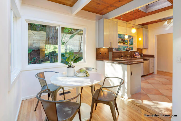 Breakfast nook with round table