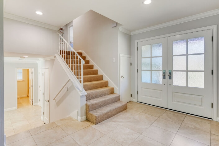 foyer to 501 alameda de la loma with stairway