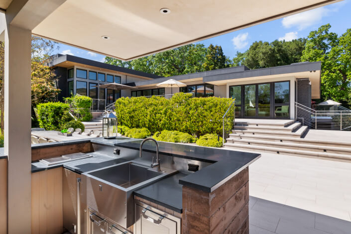 outdoor kitchen